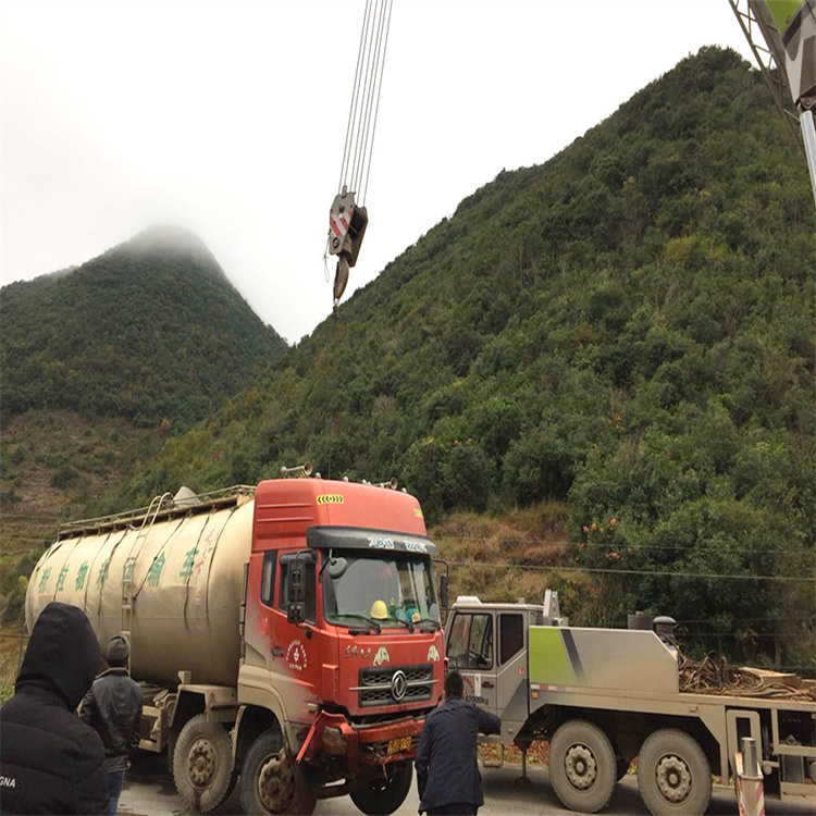 三山道路救援大型车辆吊装